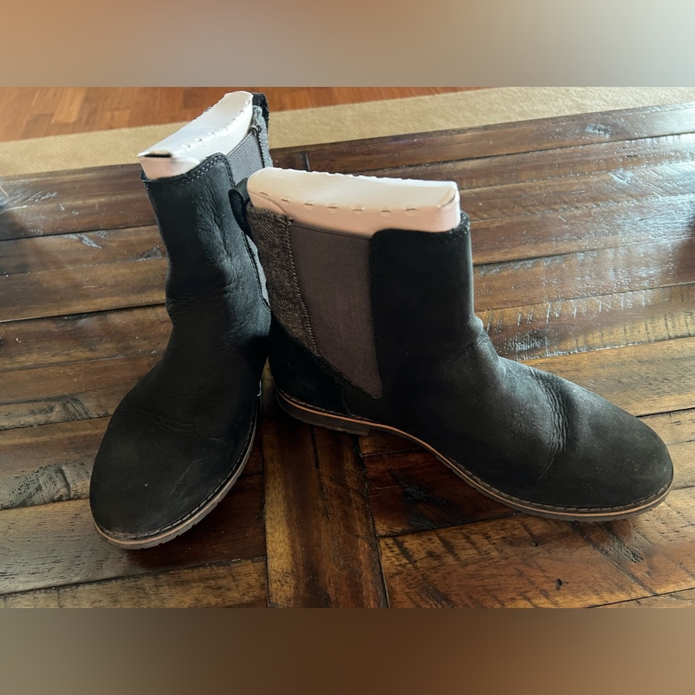 Columbia black boots.